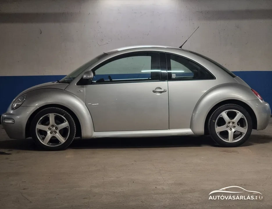 Ezüst Volkswagen New Beetle oldalnézetből