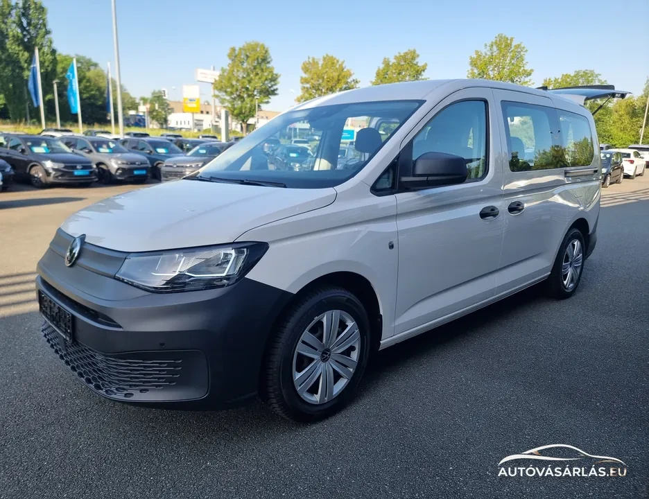 Fehér Volkswagen Caddy elölről, oldalról