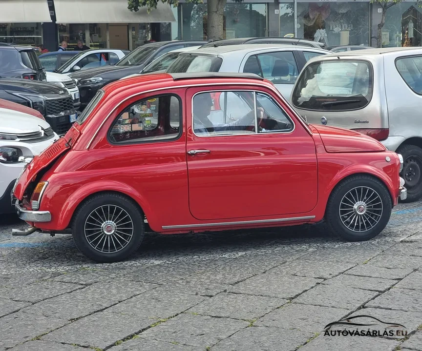 Piros Fiat 500 oldalnézetből