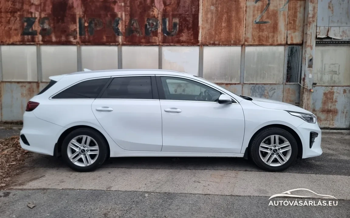 Fehér Kia Ceed Sportswagon oldalnézetből