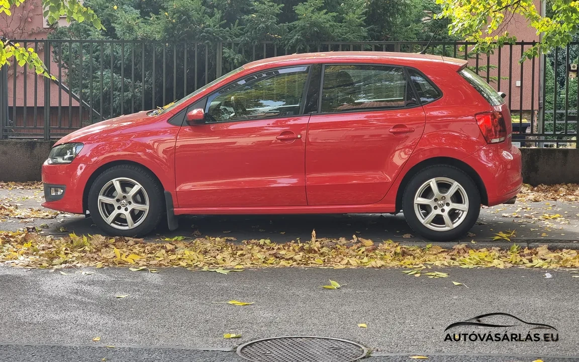 Piros Volkswagen Polo oldalnézetből
