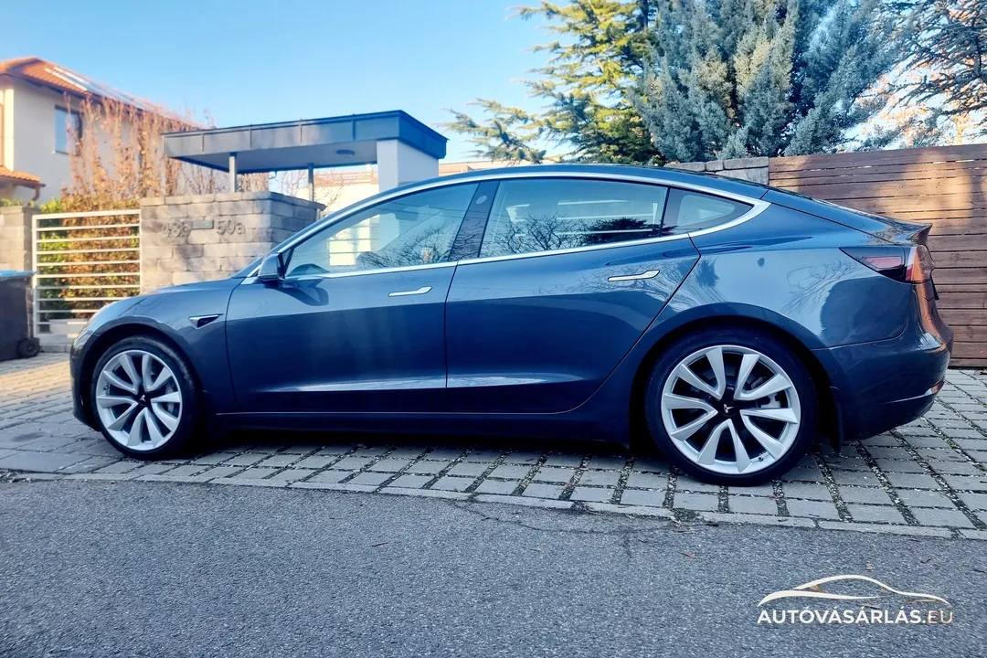 Tesla Model 3 oldalnézetből
