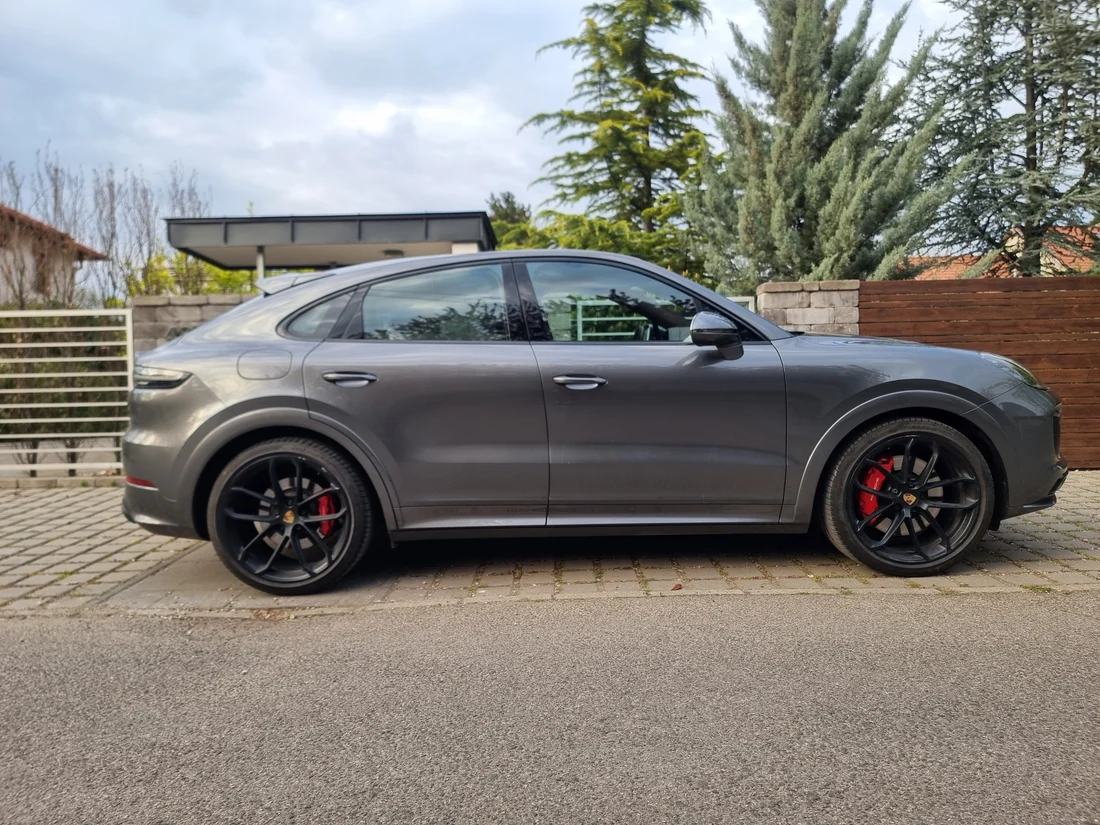 P. József Porsche Cayenne-je oldalnézetből